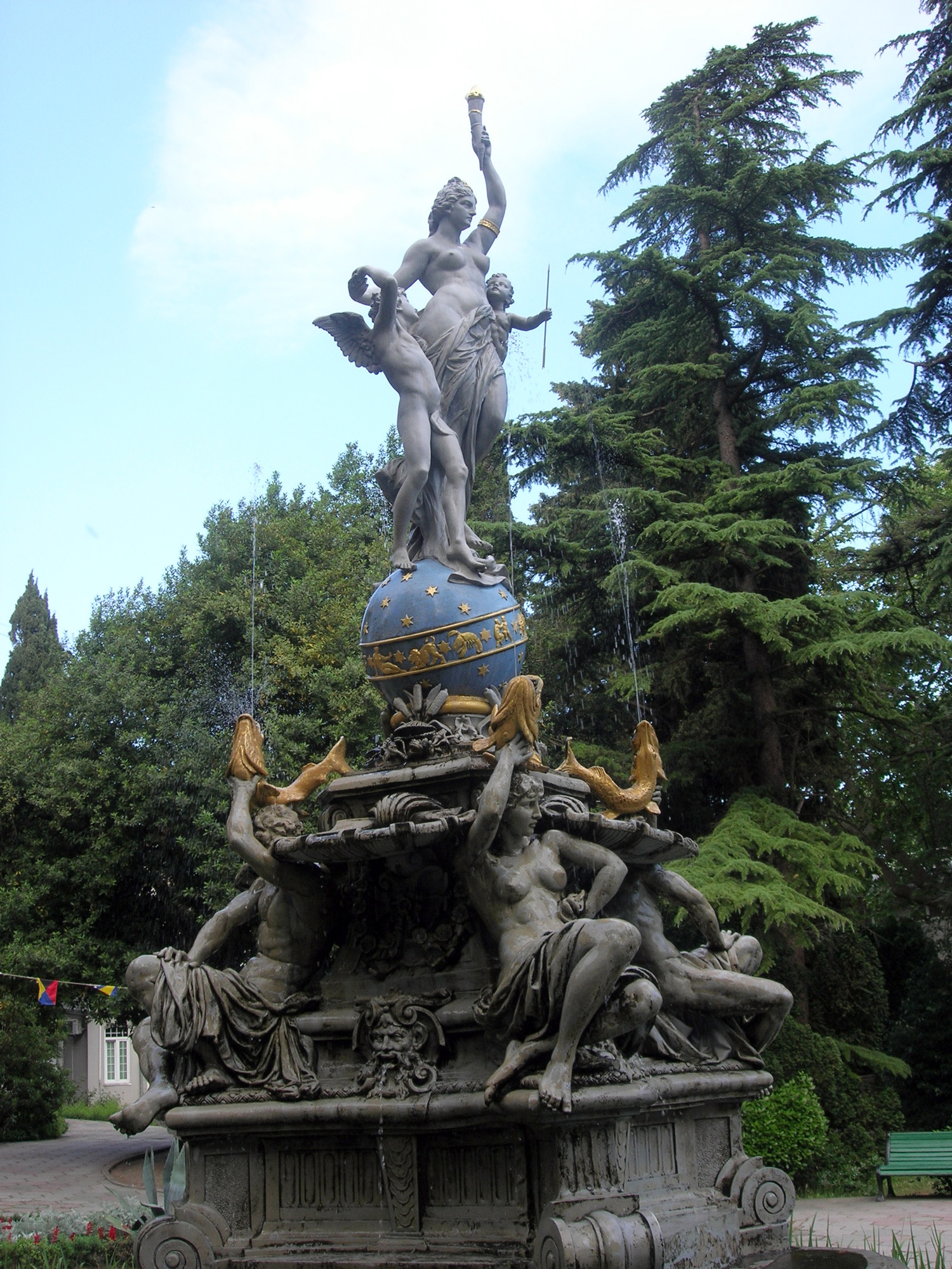 Украшением Гурзуфского парка являются его фонтаны, и прежде всего фонтан «Ночь» («Богиня Ночь»)