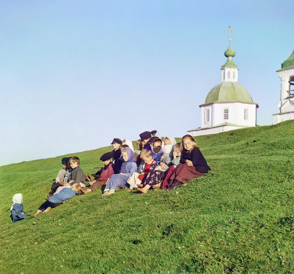 
Группа детей. Белозерск (на заднем плане Пятницкая церковь), 1909 год