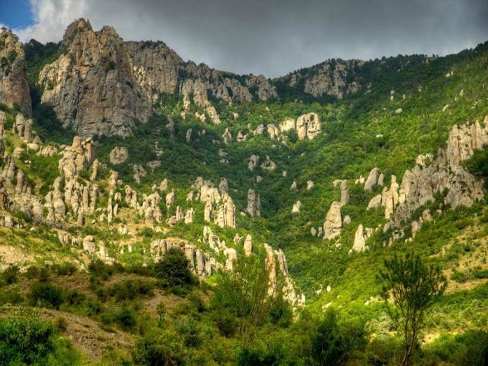 Долина привидений на горе Демерджи — одно из самых причудливых мест в Крыму