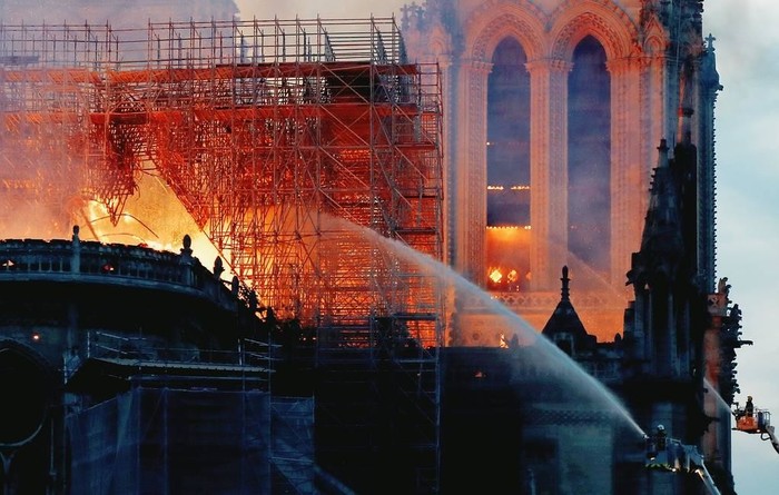 Собор Парижской Богоматери в огне
