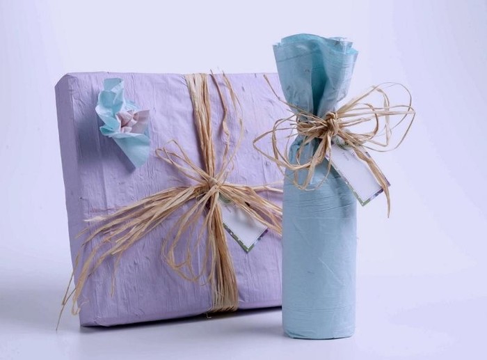 Как упаковать подарок если нет упаковочной бумаги? Упаковка подарка из подручных средств