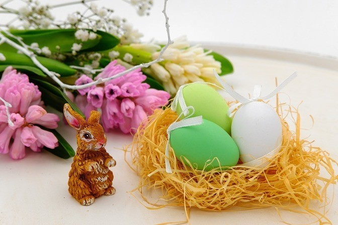 Гнездо с пасхальными яйцами
