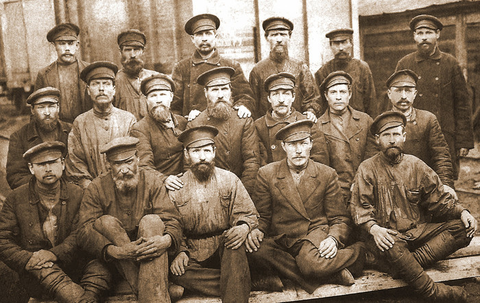 Рабочие железнодорожных мастерских в Козлове. 1890 годы